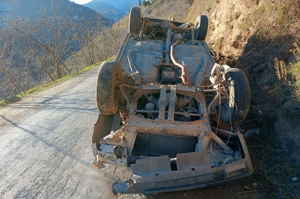 Freni boşalan otomobil ters döndü