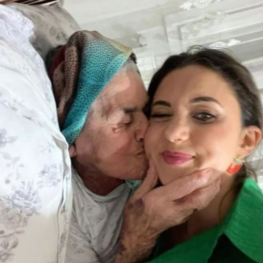 Sanatçı Karsu “Ailemden çok kayıp var” diyerek gözyaşı dökmüştü