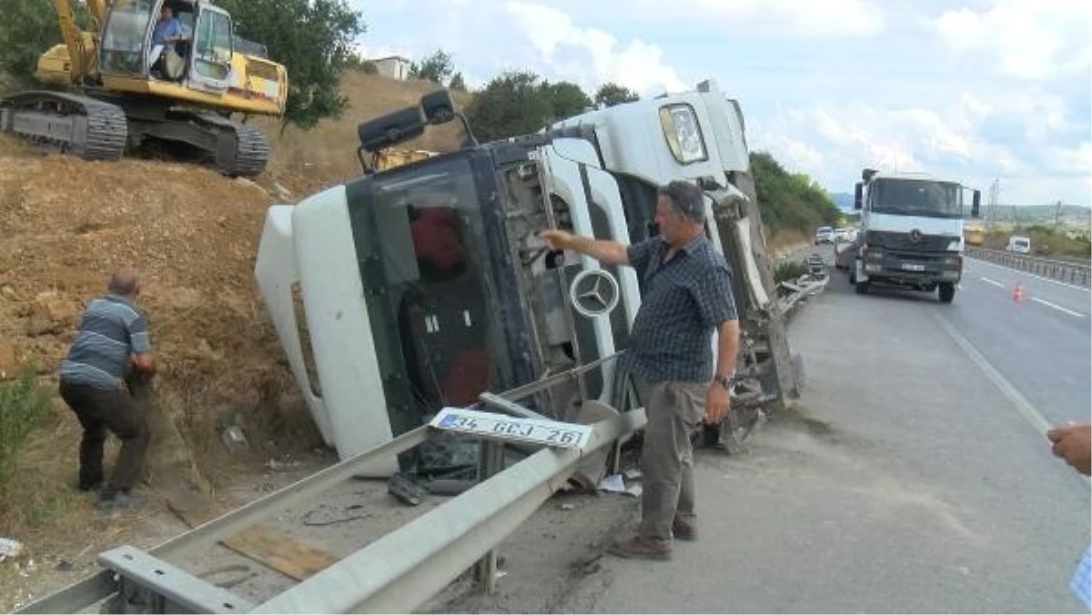 Pendik’te Hafriyat Kamyonu Devrildi