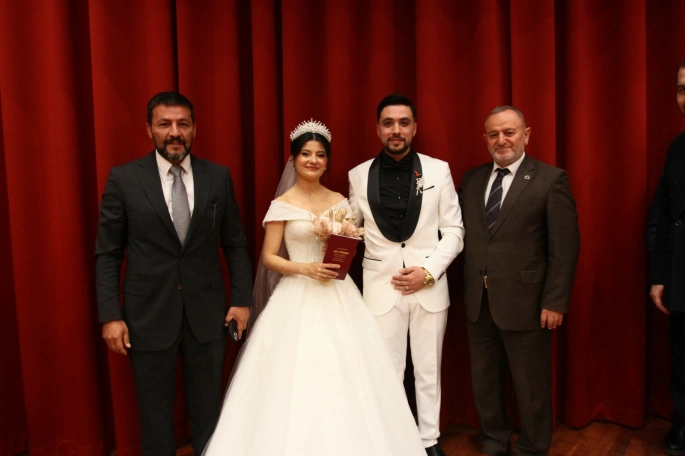 Damadımız Yakışıklı, Gelinimiz Güzel