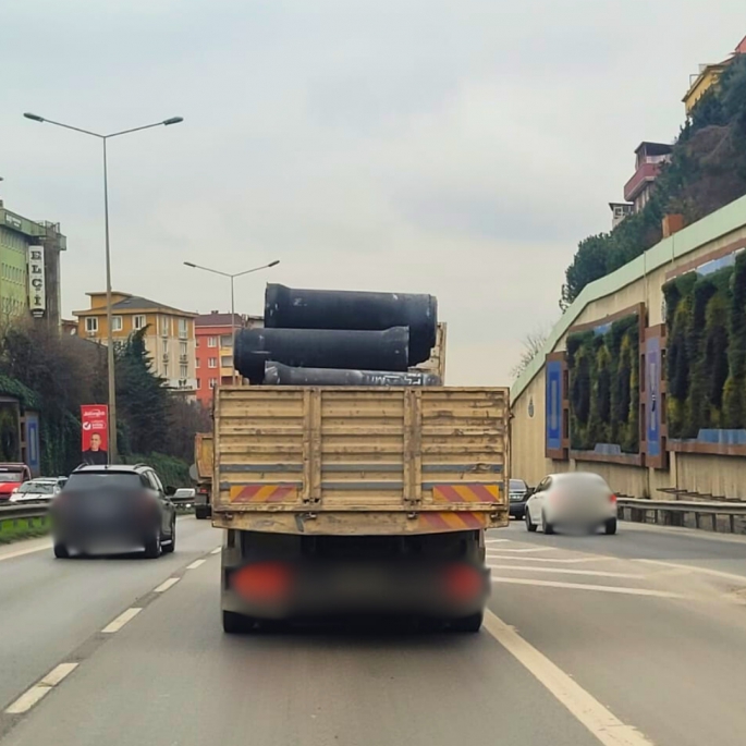 KAMYONET KASASINDAKİ BORULAR TEHLİKE SAÇTI