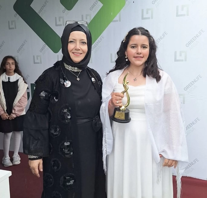 Otizmli Rabia Aytek ve Annesi Canan Çatal'a Altın İnsan Ödülü