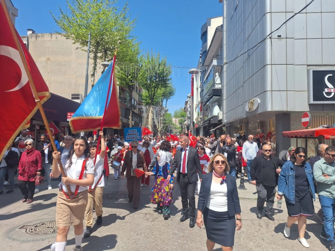 Pendik'te 23 Nisan Coşkusu Bando Eşliğinde Yürüyüşle Kutlandı