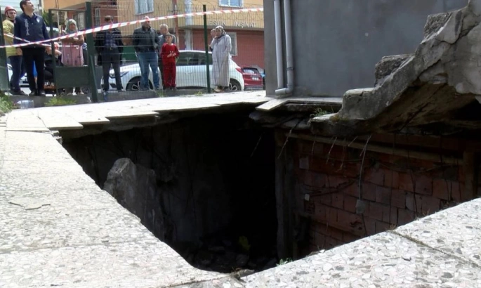 Pendik'te Apartman Girişinde Zemin Çöktü