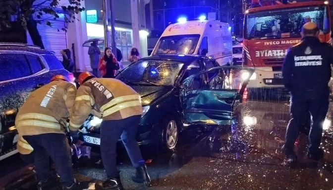 Pendik’te Kontrolden Çıkan Otomobil Kazaya Neden Oldu