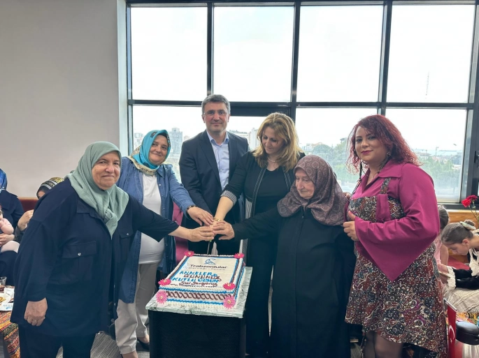 Pendik Trabzonlular Derneği’nde Anneler Günü Kutlaması