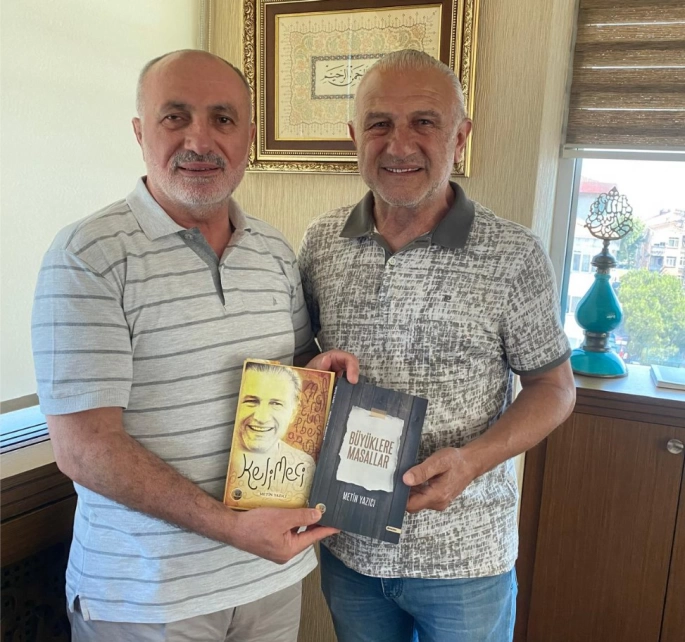 Yazıcı Topaloğlu’na Kitaplarını İmzaladı