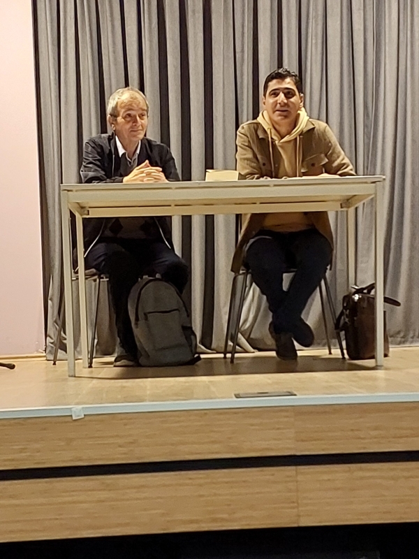 Emekli Edebiyat Öğretmeni Mustafa Yıldız’ın moderatörlüğünü yaptığı program topluluk üyelerinin Necatigil’in şiirlerini okuması ile devam etti.