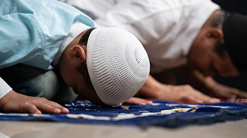 Pendik namaz vakitleri 
13 Ekim 2022 Perşembe günü namaz vakitleri:
İmsak - 05:41 | Güneş - 07:05 | Öğle - 12:54 | İkindi -  16:01 | Akşam - 18:34 | Yatsı -  19:53
namaz kılan insanlar
